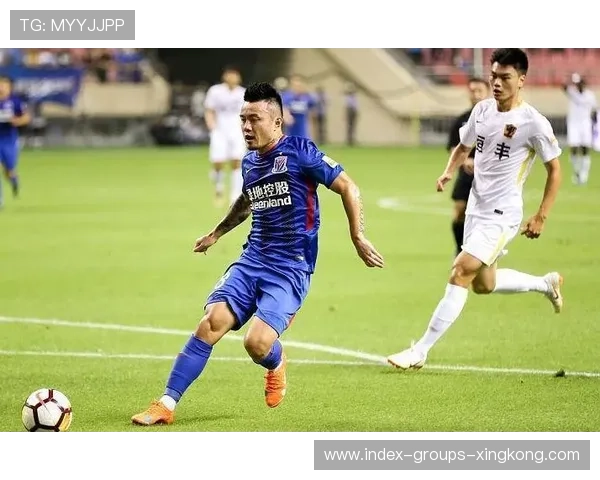 国足球星夜晚独自散步被记者偶遇